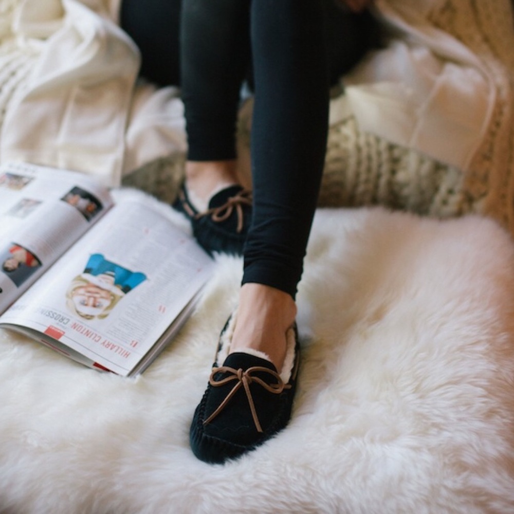 UGG Dakota 5612 in black size 8